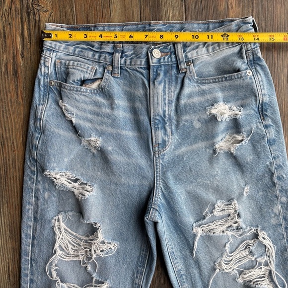 American Eagle Heavily Distressed Mom Jean Womens 4 Long Light Wash Blue Denim - Picture 6 of 12